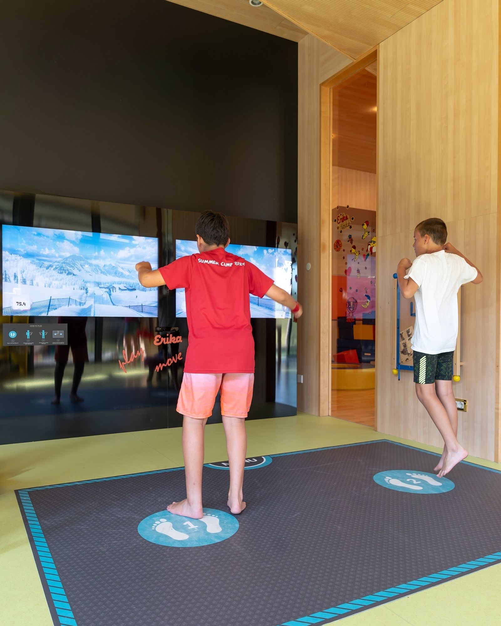 Jungs haben Spaß im Kinder und Jugenclub