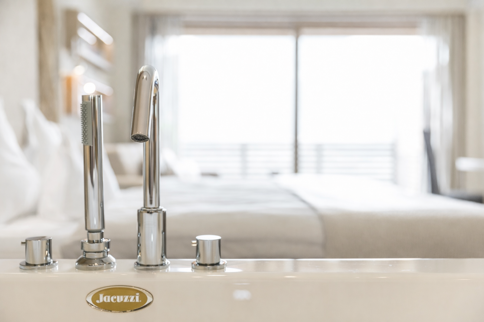 Blick aus dem Bad ins Zimmer