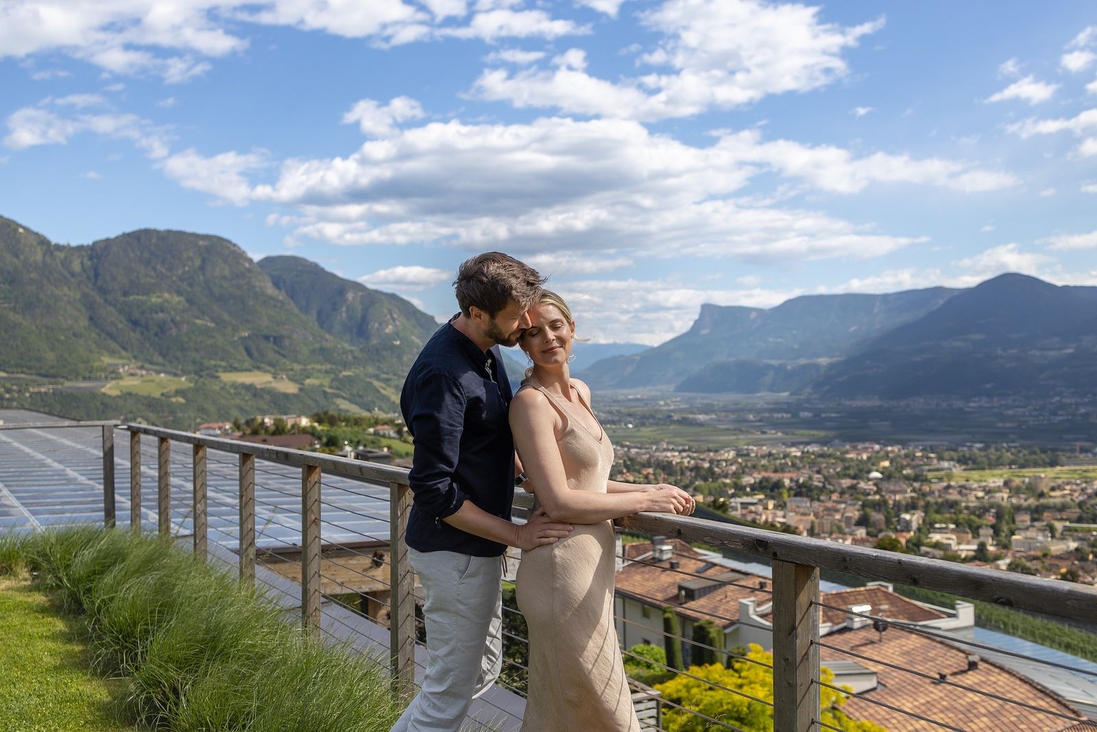 Paar genießt die Aussicht auf Meran im Erika-Garten in Dorf Tirol, Südtirol