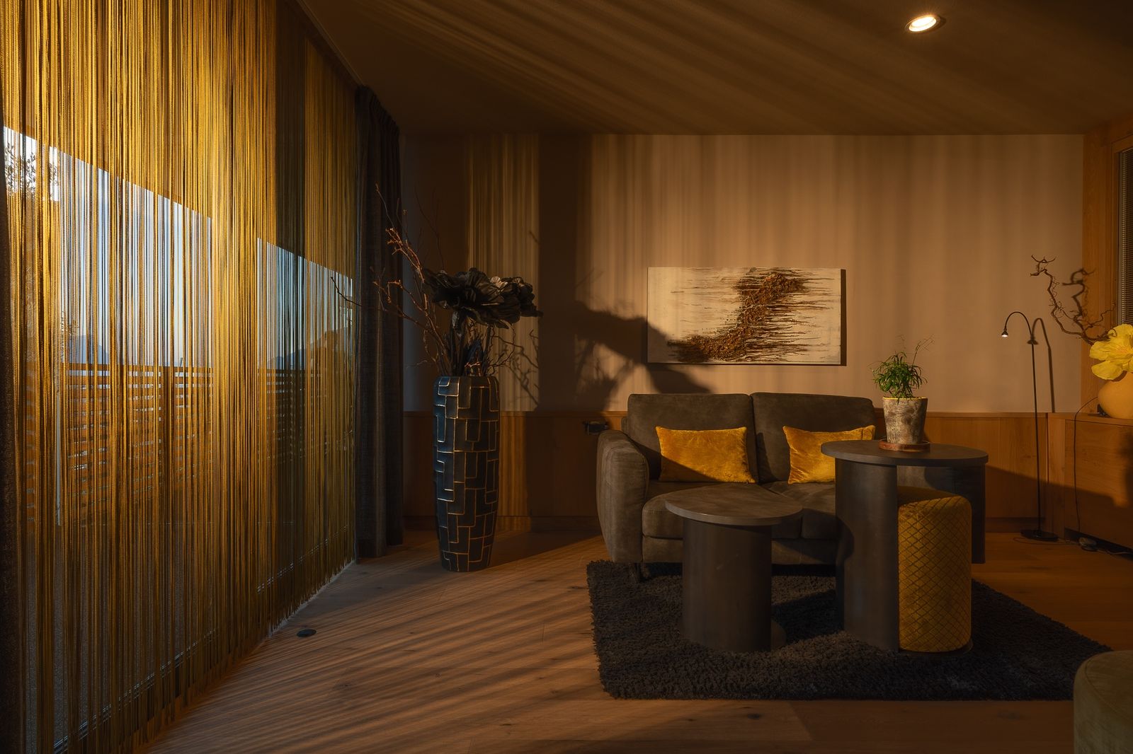 Suite Limone (70 m²) mit Blick in die Weinberge – sonniges Design in leuchtenden Gelbtönen