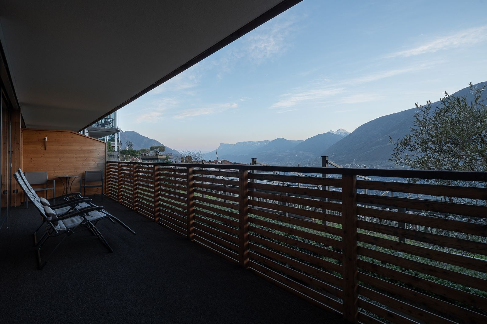 Suite Limone (70 m²) mit Blick in die Weinberge – sonniges Design in leuchtenden Gelbtönen