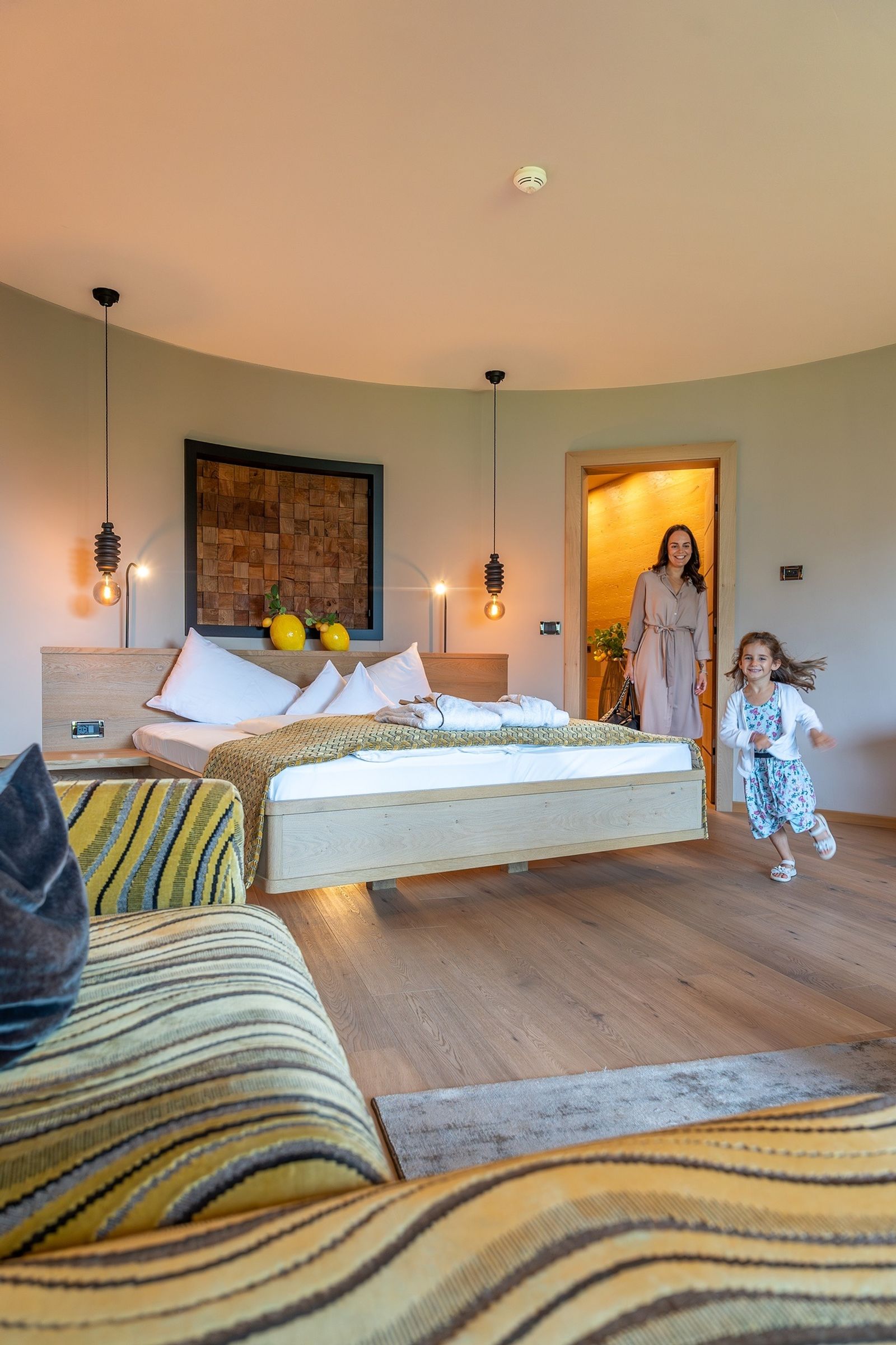Familie läuft ins Familienzimmer im Spa & Relax Hotel Erika