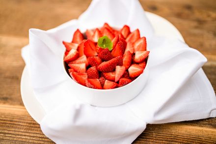 Frische Erdbeeren auf dem Zimmer