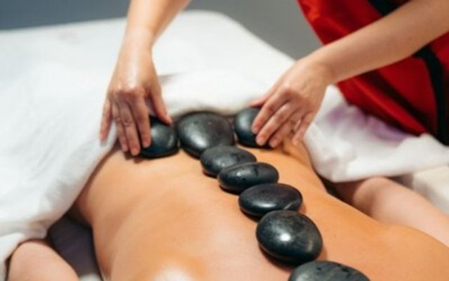 VULKANSTEINMASSAGE „HOT STONE“ - Rosenalp Gesundheitsresort & SPA