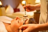 Quick-Lifting mit Fächerpinselmassage Face