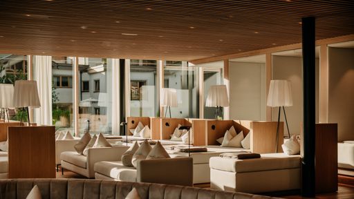 Lichtdurchfluteter Ruheraum „BergSTILLE“ mit gemütlichem Liegebereich im SeeHAUS.