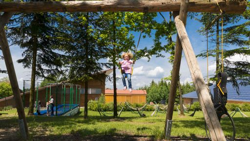 Unser Waldspielplatz mit Piratenschiff, Ritterburg unddie Hütte am Waldbach bieten schier endlose Möglichkeiten zum Spielen.
