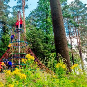 Der Kletterturm im Waldspielplatz - ULRICHSHOF Nature · Family · Design