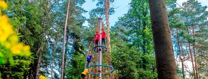 Der Kletterturm im Waldspielplatz