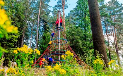 Der Kletterturm im Waldspielplatz