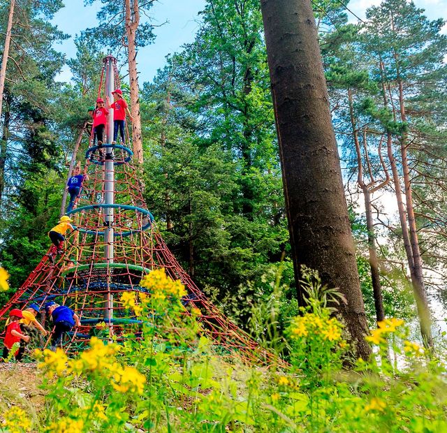Der Kletterturm im Waldspielplatz-Familotel Bayerischer Wald ULRICHSHOF Nature · Family · Design