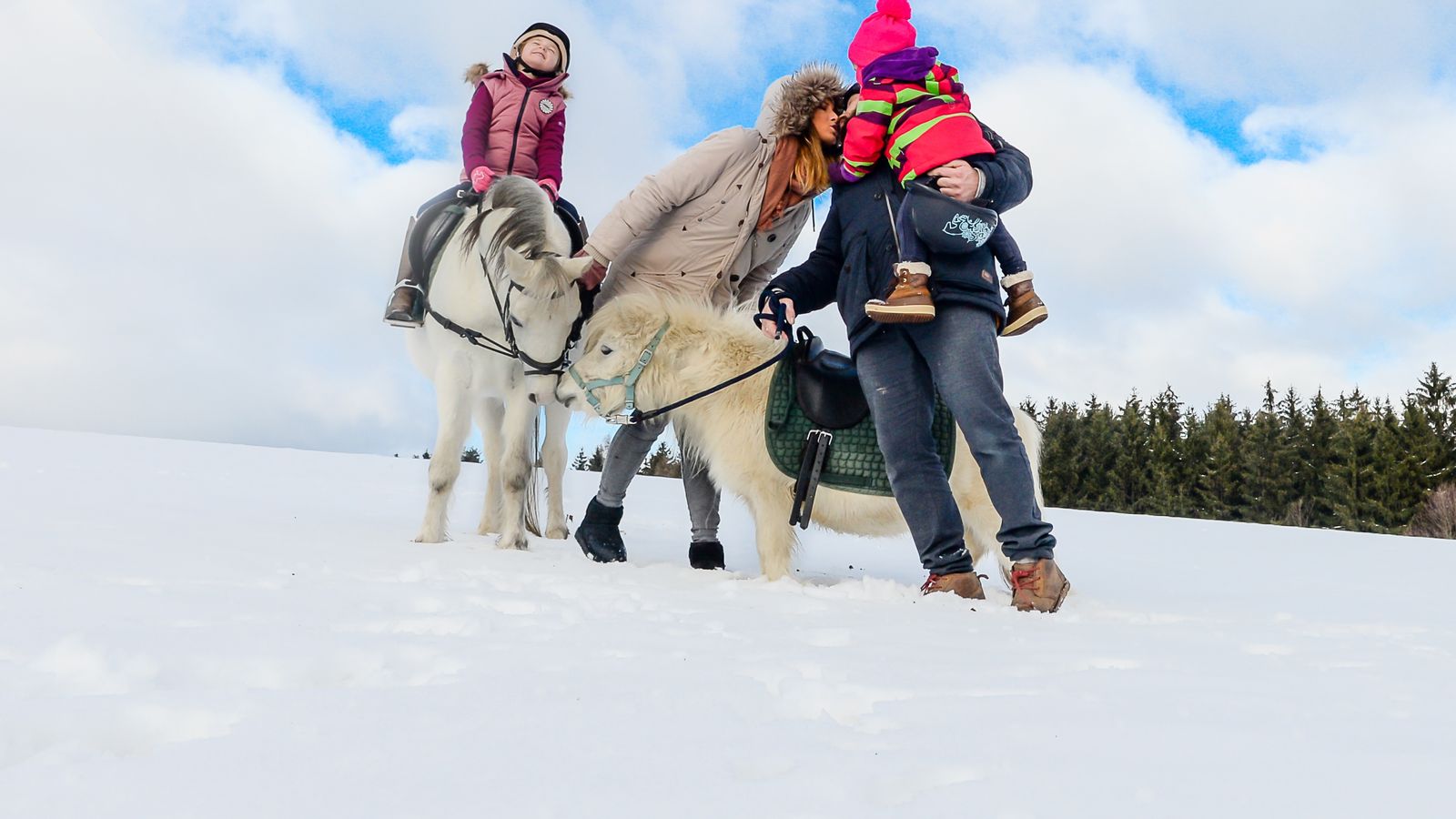 Ausritt im Winter mit der ganzen Familie - Familotel Bayerischer Wald ULRICHSHOF Nature · Family · Design