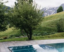 Bio Hotel Chesa Valisa: Außenpool mit Bergblick - Das Naturhotel Chesa Valisa****s, Hirschegg/Kleinwalsertal, Vorarlberg, Österreich