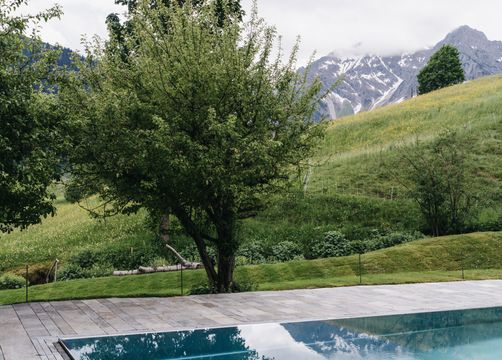 Bio Hotel Chesa Valisa: Außenpool mit Bergblick - Das Naturhotel Chesa Valisa****s, Hirschegg/Kleinwalsertal, Vorarlberg, Österreich
