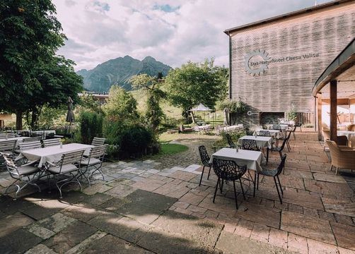 Biohotel Chesa Valisa: Terrasse mit Bergblick - Das Naturhotel Chesa Valisa****s, Hirschegg/Kleinwalsertal, Vorarlberg, Österreich