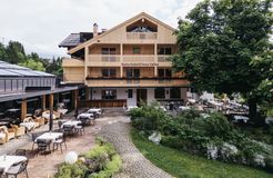 Biohotel Chesa Valisa: Terrasse - Das Naturhotel Chesa Valisa****s, Hirschegg/Kleinwalsertal, Vorarlberg, Österreich