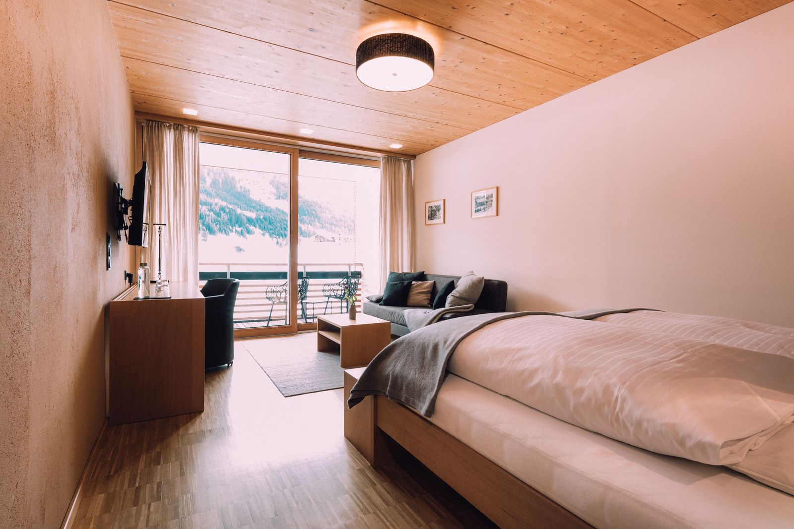 BIO HOTEL Naturhotel Chesa Valisa Familienzimmer Komfort Bett Sofa Balkon