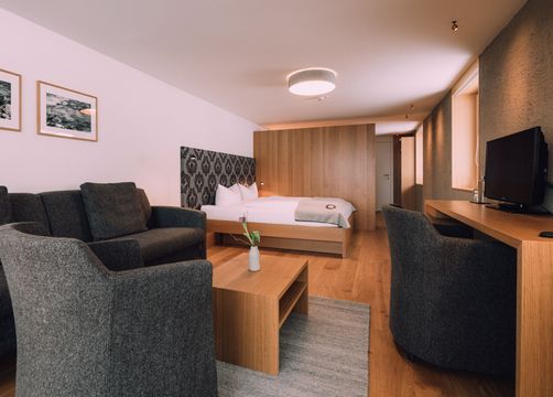 BIO HOTEL Naturhotel Chesa Valisa Familienzimmer Komfort Sessel (7/11) - Das Naturhotel Chesa Valisa****s