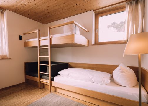 BIO HOTEL Naturhotel Chesa Valisa Familienzimmer Komfort Hochbett (4/11) - Das Naturhotel Chesa Valisa****s