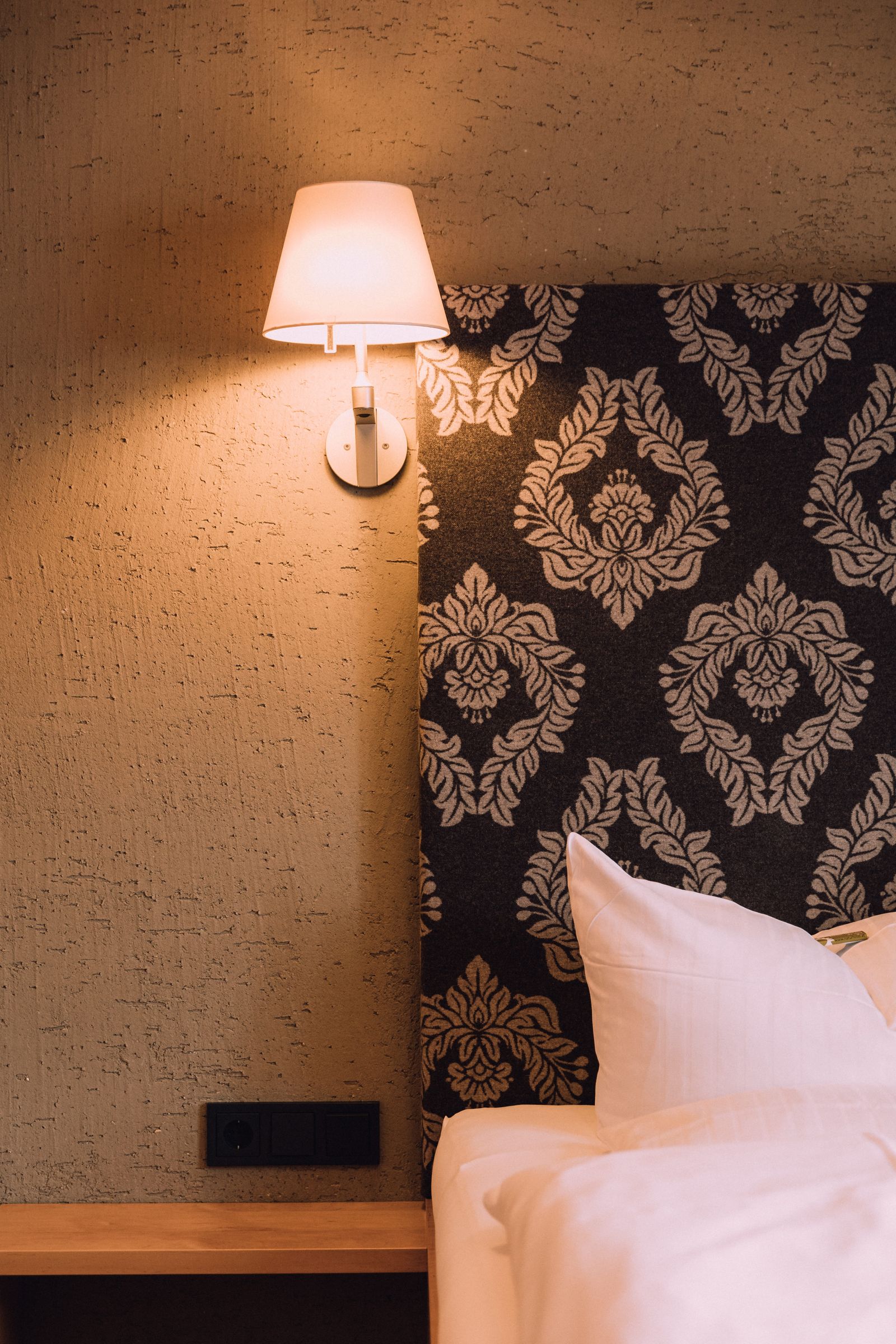 BIO HOTEL Naturhotel Chesa Valisa Zimmer Standard Detail Lampe