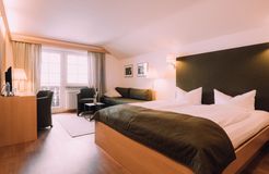 BIO HOTEL Naturhotel Chesa Valisa Zimmer Standard Plus Bett Sofa (2/5) - Das Naturhotel Chesa Valisa****s