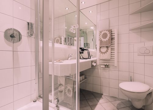 BIO HOTEL Naturhotel Chesa Valisa Zimmer Standard Plus Badezimmer (4/5) - Das Naturhotel Chesa Valisa****s