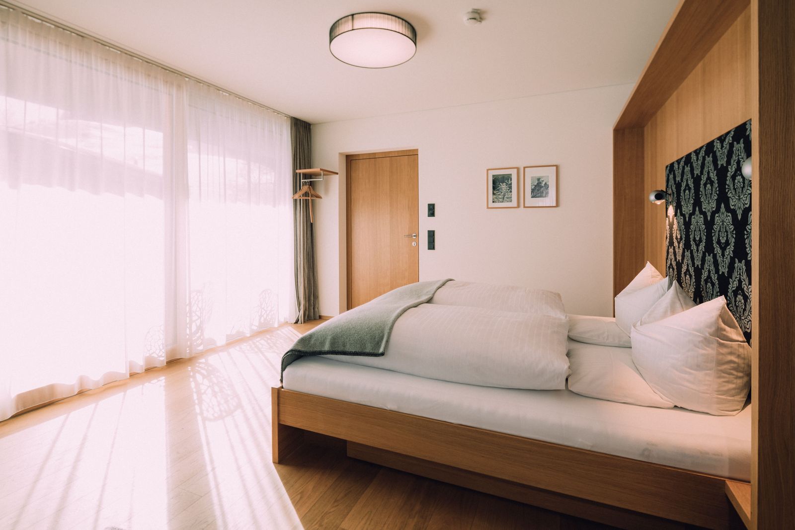 BIO HOTEL Naturhotel Chesa Valisa Zimmer Superior Bett Sonnenstrahlen