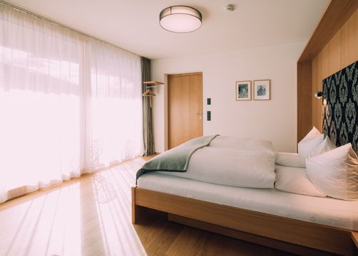 BIO HOTEL Naturhotel Chesa Valisa Zimmer Superior Bett Sonnenstrahlen (4/11) - Das Naturhotel Chesa Valisa****s