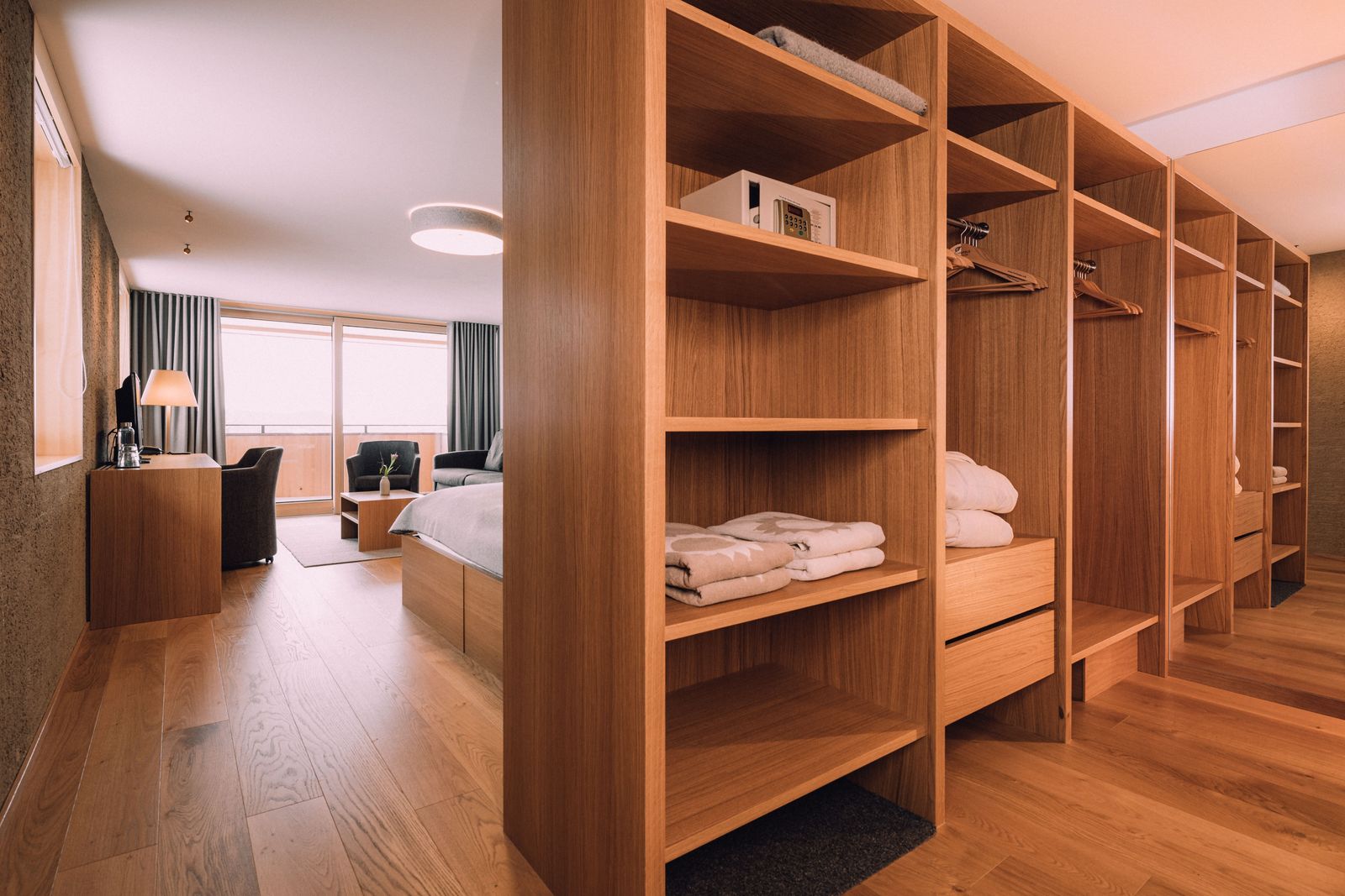 BIO HOTEL Naturhotel Chesa Valisa Zimmer Junior Suite Trennwand