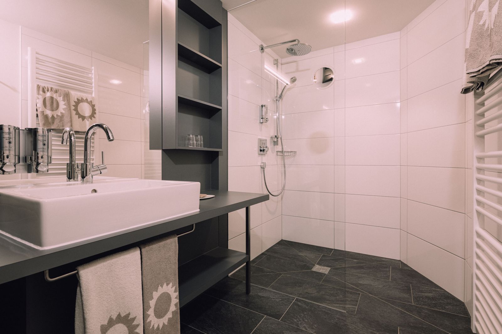 BIO HOTEL Naturhotel Chesa Valisa Zimmer Junior Suite Badezimmer