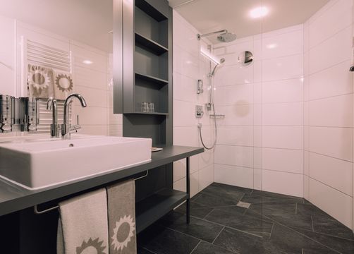 BIO HOTEL Naturhotel Chesa Valisa Zimmer Junior Suite Badezimmer (4/10) - Das Naturhotel Chesa Valisa****s