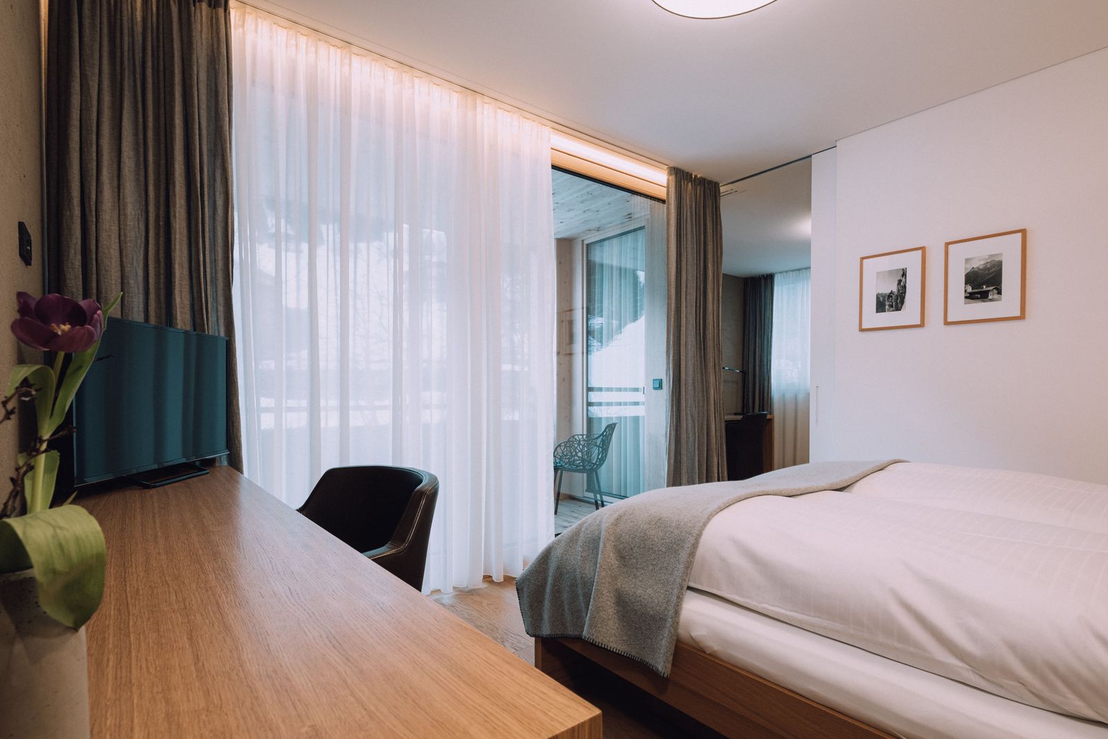 BIO HOTEL Naturhotel Chesa Valisa Suite Schreibtisch Bett