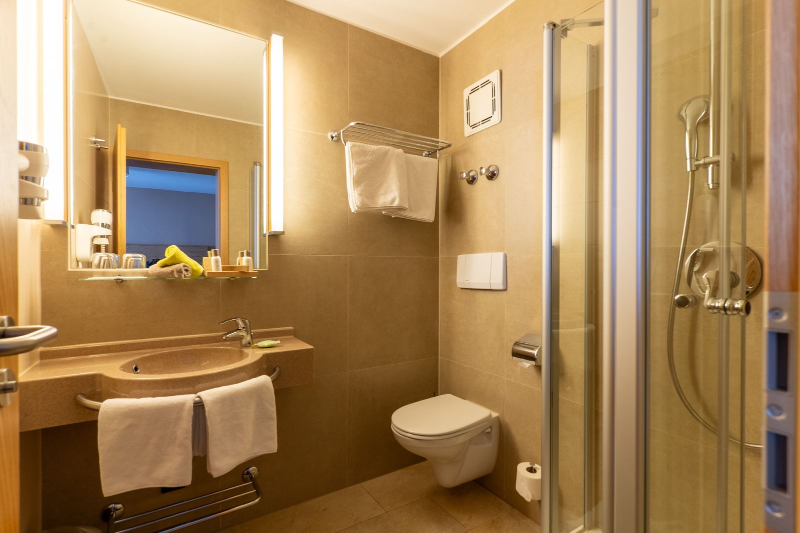 Bad im Doppelzimmer Heimatglück mit Waschbecken, WC und Dusche