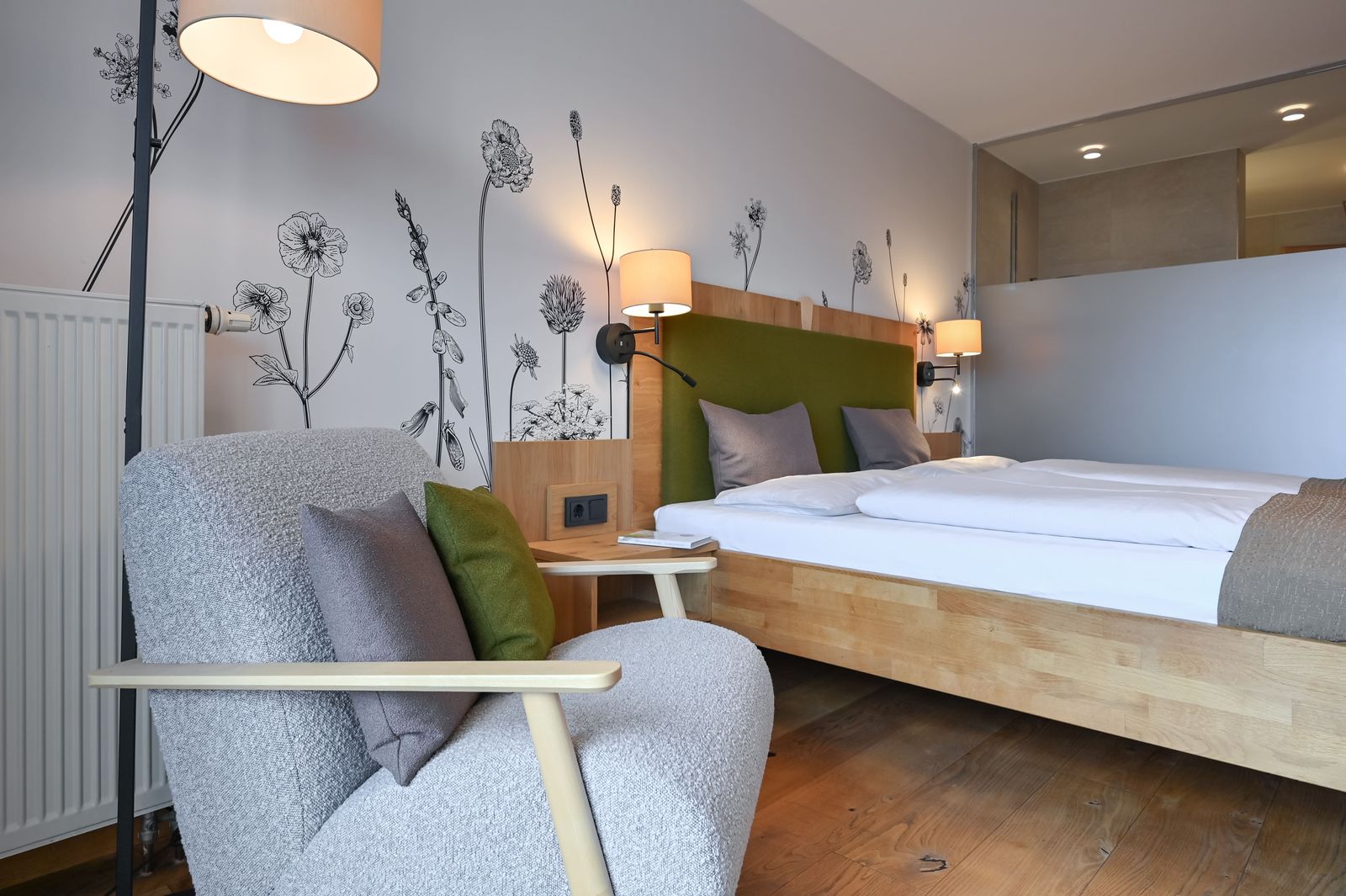 Biohotel Eggensberger Doppelzimmer Plus Seeblick mit gemütlicher Sitzecke