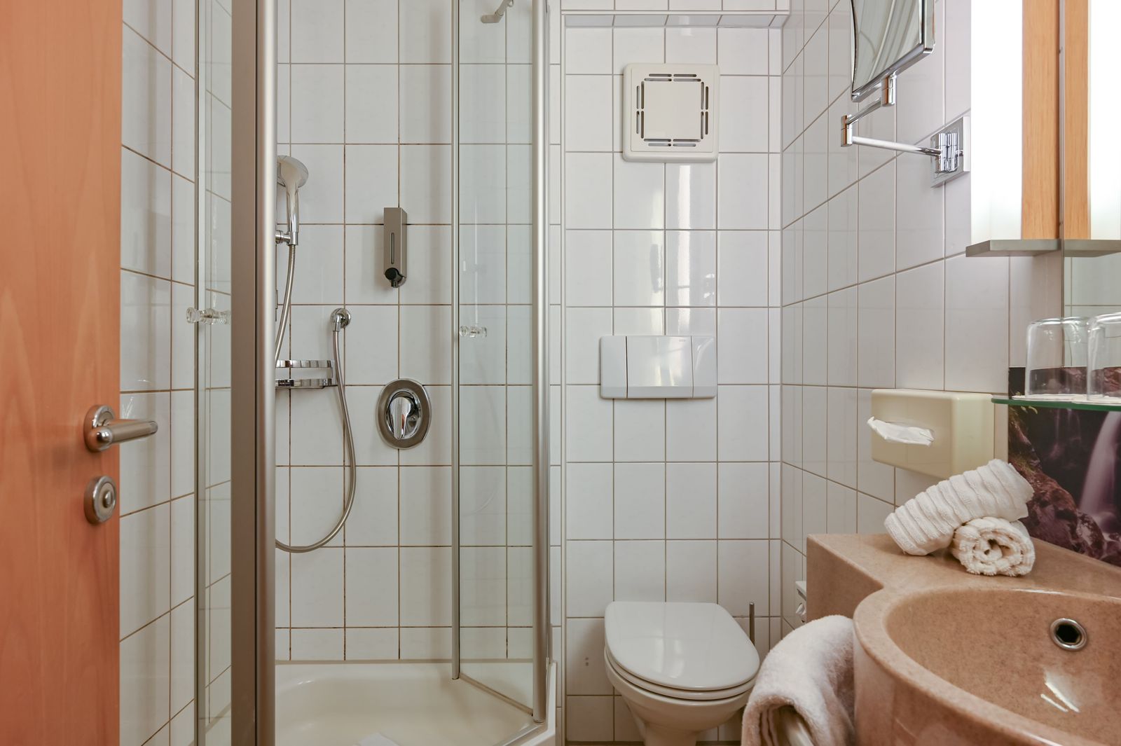 Biohotel Eggensberger Doppelzimmer Economy Bergblick Badezimmer