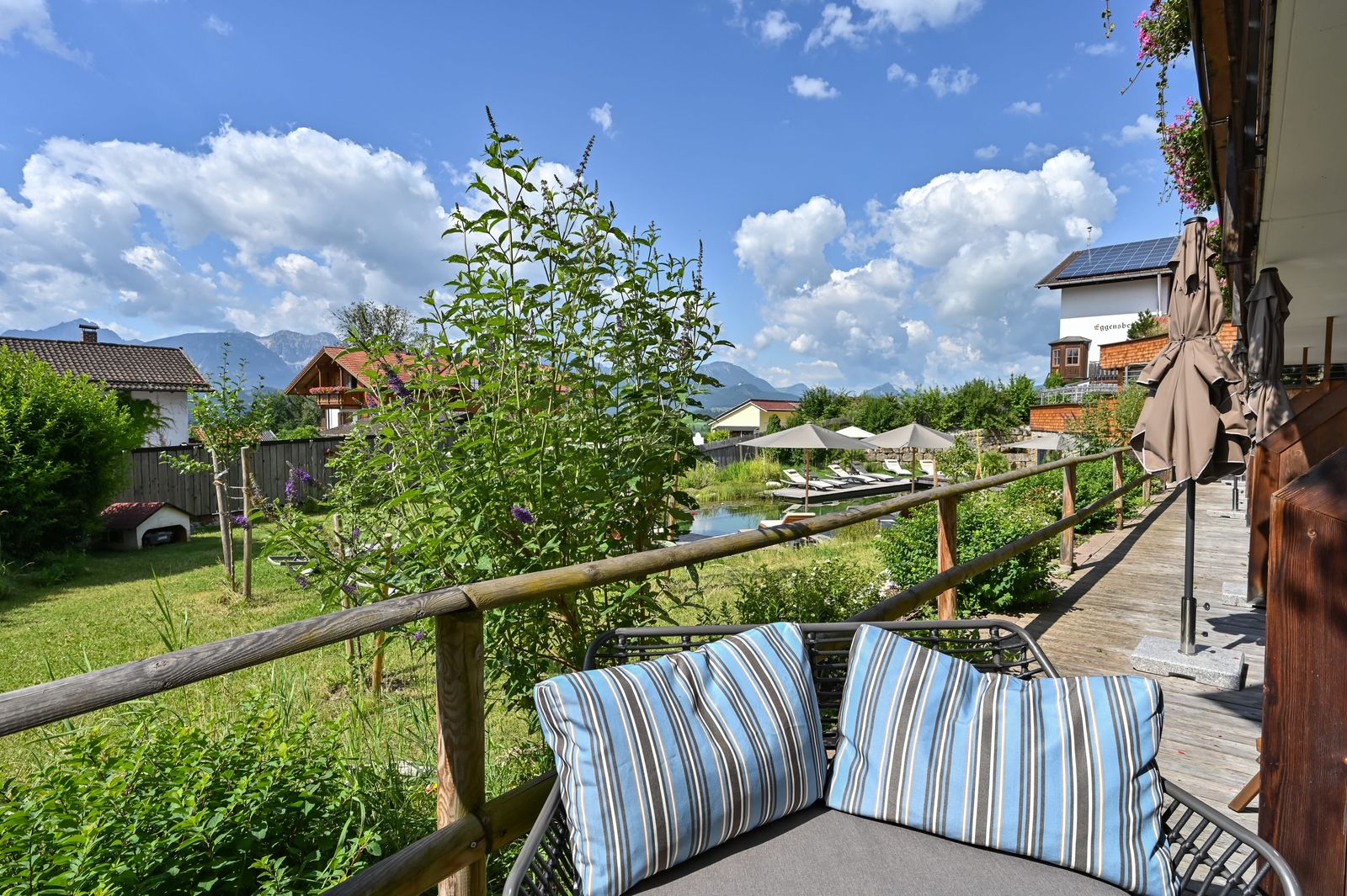 Biohotel Eggensberger Aussicht auf Terrasse der SUPERIOR Gartenglück Zimmer