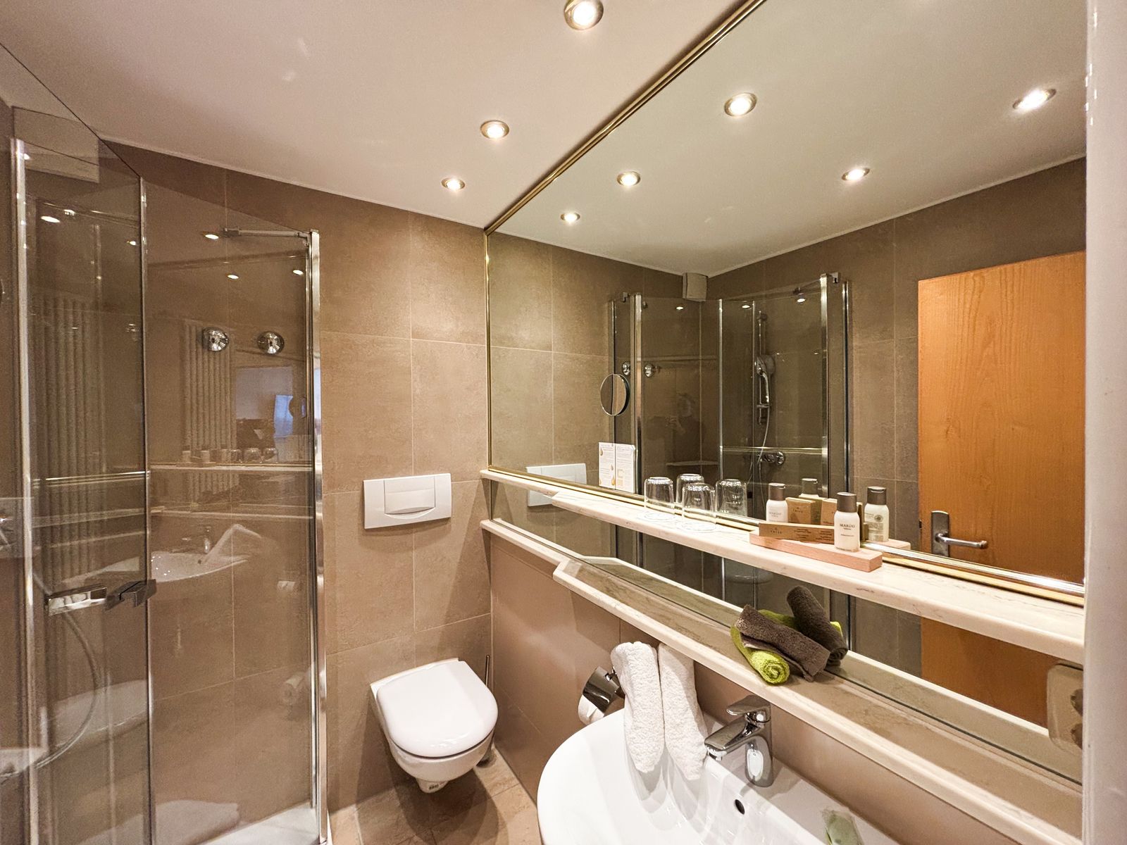 Example bathroom of the double room Heimatglück ECONOMY