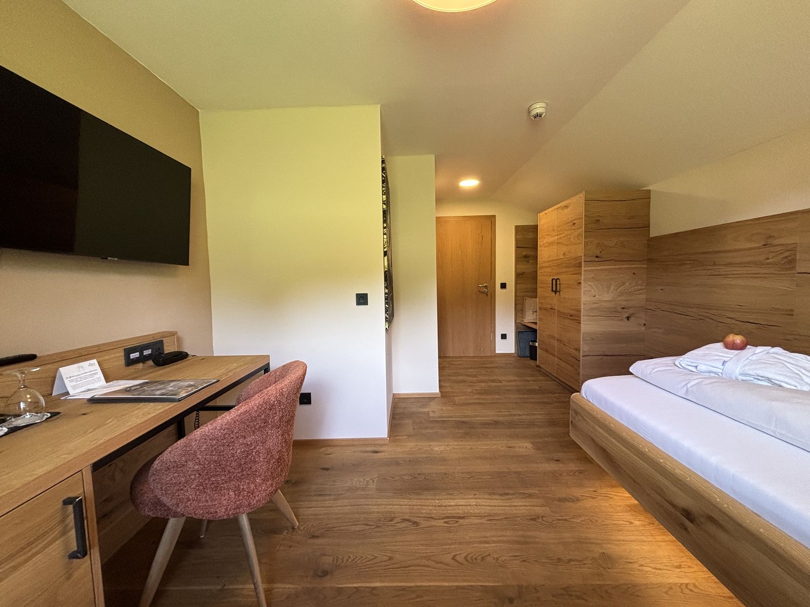 Kleines aber feines Einzelzimmer im Wellnesshotel mit Bett, Schreibtisch, Fernseher und Kleiderschrank