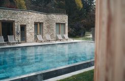 Tauber's Bio-Vitalhotel: Entspannen im Inifinty-Pool - Tauber's Bio-Wander-Vitalhotel, St. Sigmund, Pustertal, Trentino-Südtirol, Italien