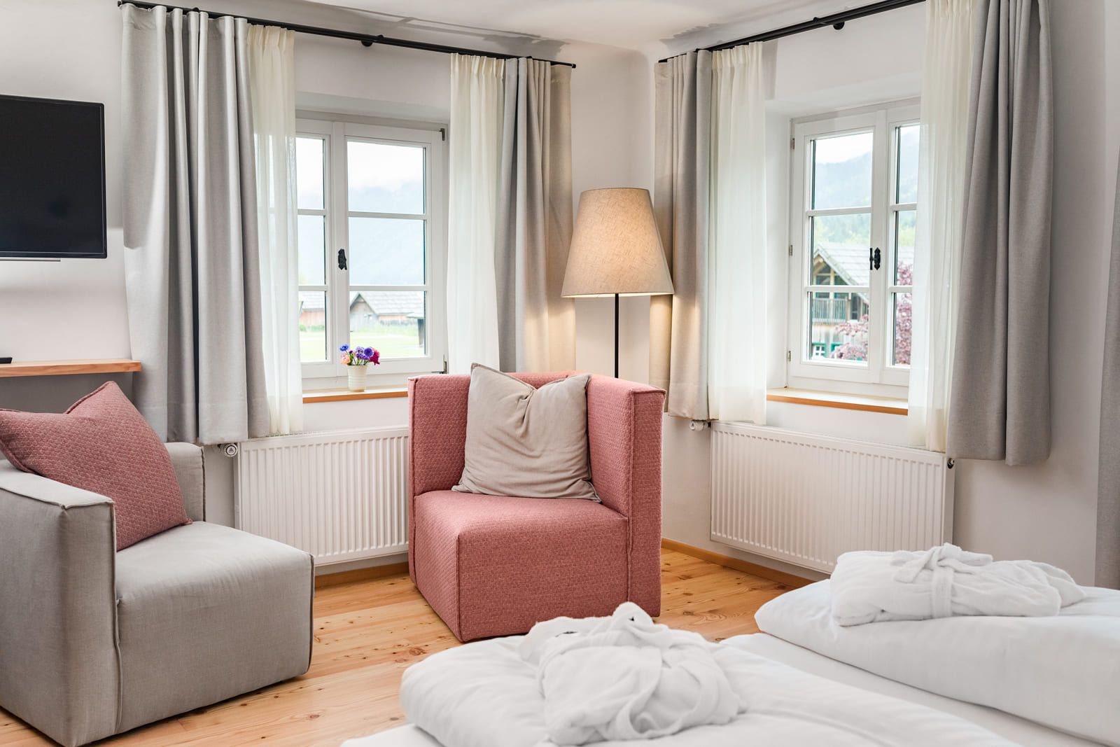 Suite im Haupthaus mit Balkon und Seeblick  image 1 - Biohotel Gralhof