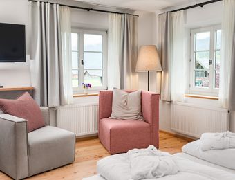  Suite in the main building with balcony and lake view - Biohotel Gralhof