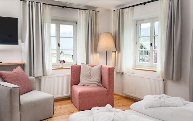 Unterkunft Zimmer/Appartement/Chalet: Suite im Haupthaus mit Balkon und Seeblick 