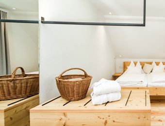  Doppelzimmer mit Balkon und Waldblick Nr. 10 im Haupthaus - Biohotel Gralhof