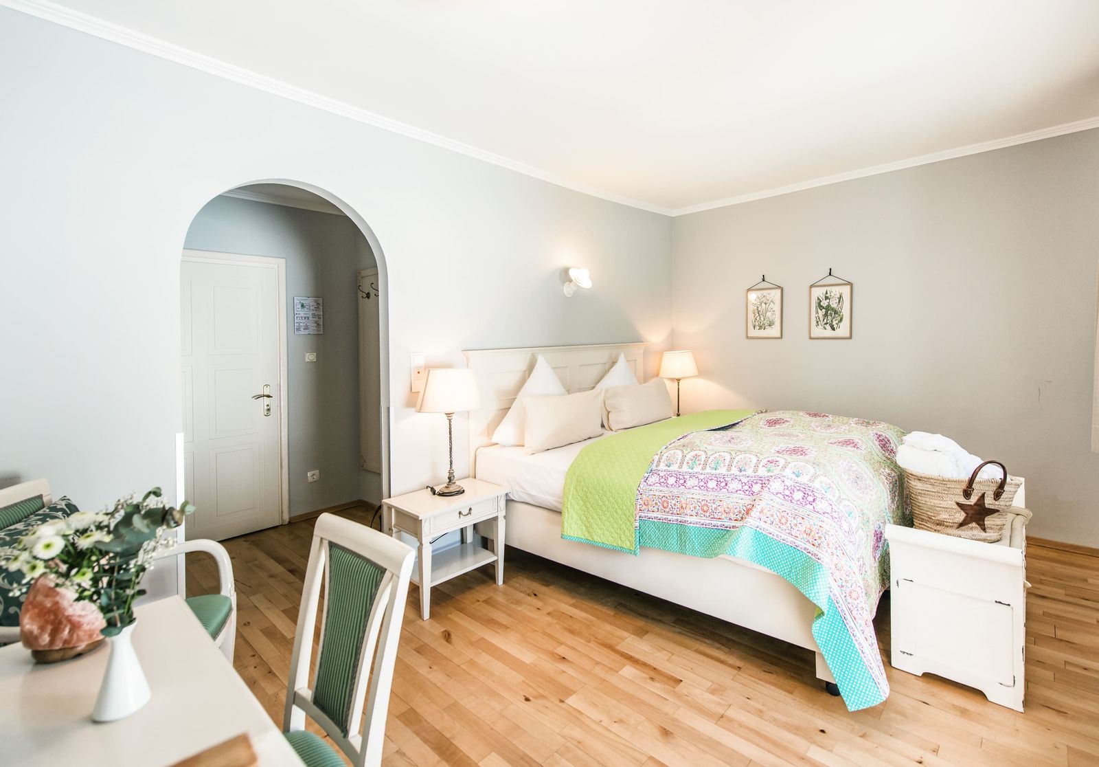 Naturgesund-Doppelzimmer mit Gartenblick image 1 - Das Biohotel am Starnberger See Schlossgut Oberambach 