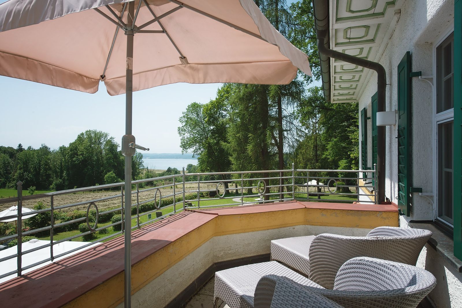 Park Suite mit Seeblick image 5 - Das Biohotel am Starnberger See Schlossgut Oberambach 