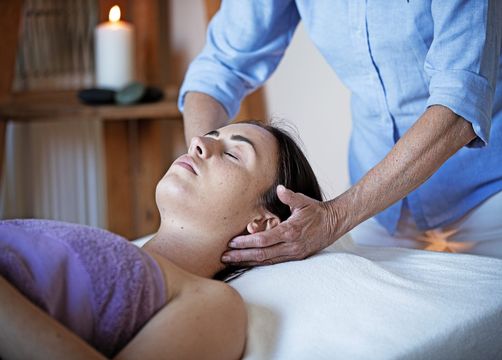 Biohotel moor&mehr: Kopfmassage gegen Migräne - moor&mehr Bio-Kurhotel, Bad Kohlgrub, Alpenvorland, Bayern, Deutschland