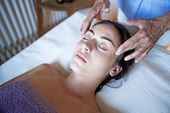 Gesichtsmassage mit Lilienblüten