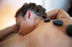 Biohotel moor&mehr: Hot-Stone-Massage - moor&mehr Bio-Kurhotel, Bad Kohlgrub, Alpenvorland, Bayern, Deutschland