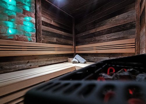 Biohotel moor&mehr: Entspannen in der finnischen Altholz-Sauna - moor&mehr Bio-Kurhotel, Bad Kohlgrub, Alpenvorland, Bayern, Deutschland