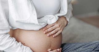 Eine schwangere Frau mit Babybauch